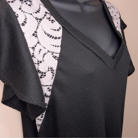 Medium Heimish Black Waffle Knit Top Short Sleeve White Lace Accent Vneck Stretc - Picture 5 of 13